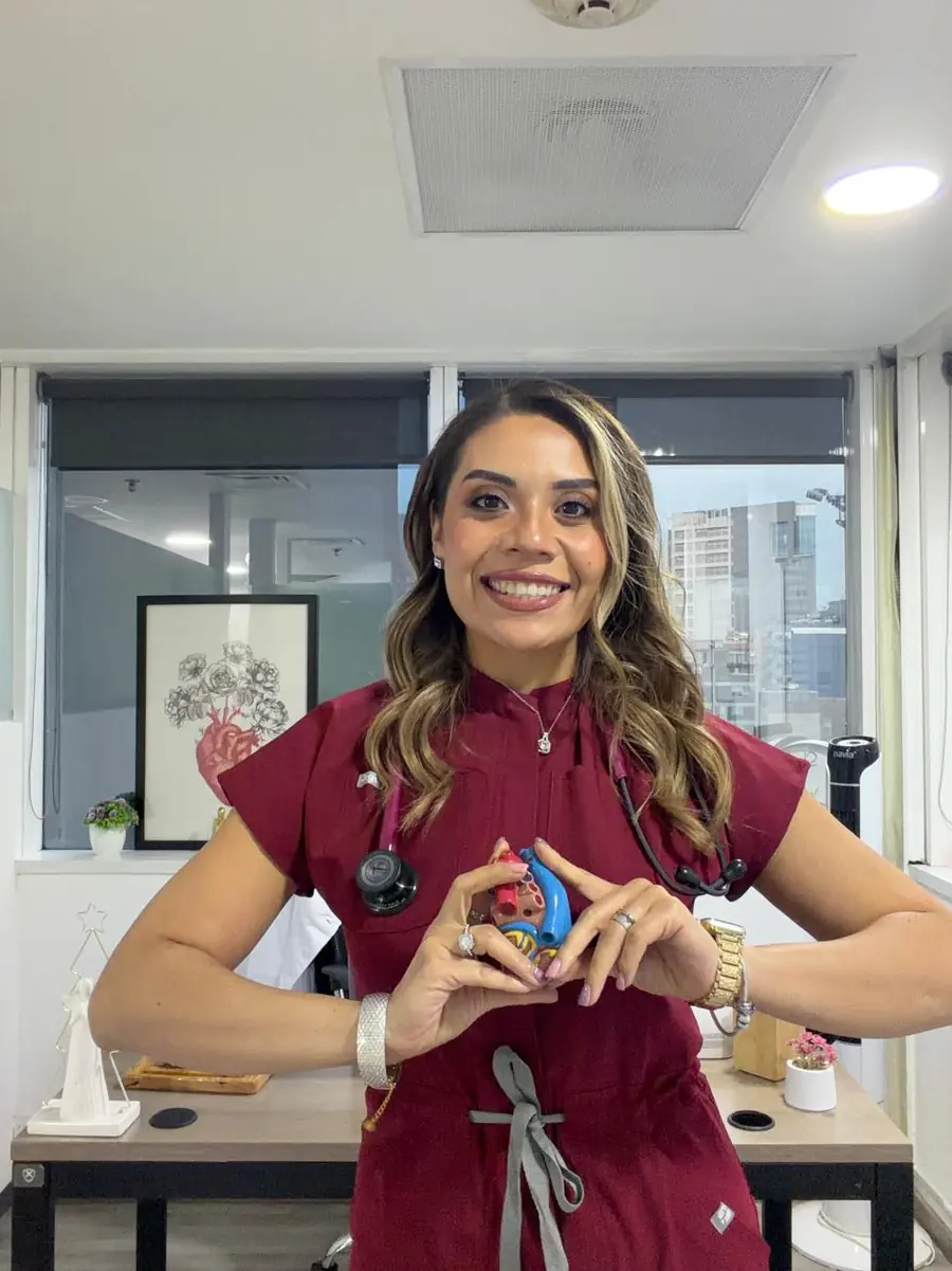 La Dra. Itzel Calixto realizando un ecocardiograma en su consultorio de la colonia Nápoles, CDMX